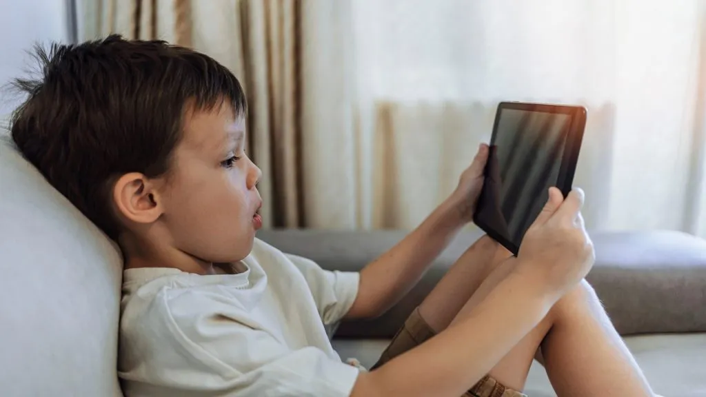 Membesarkan Anak Bertanggung Jawab di Era Digital